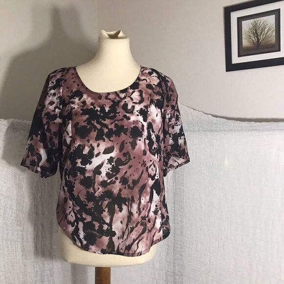 Line & Dot Printed Top Size Small - Picture 1 of 7